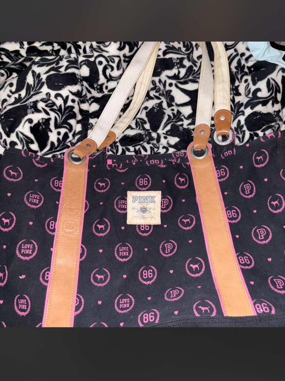 ╰┈➤ˎˊ˗ Vintage Pink Victoria's Secret black and pink tote bag ꨄ︎